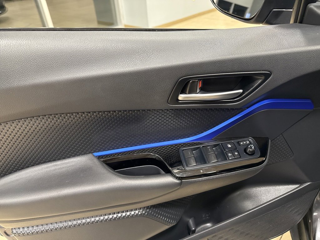 Used 2022 Toyota C-HR XLE image 11