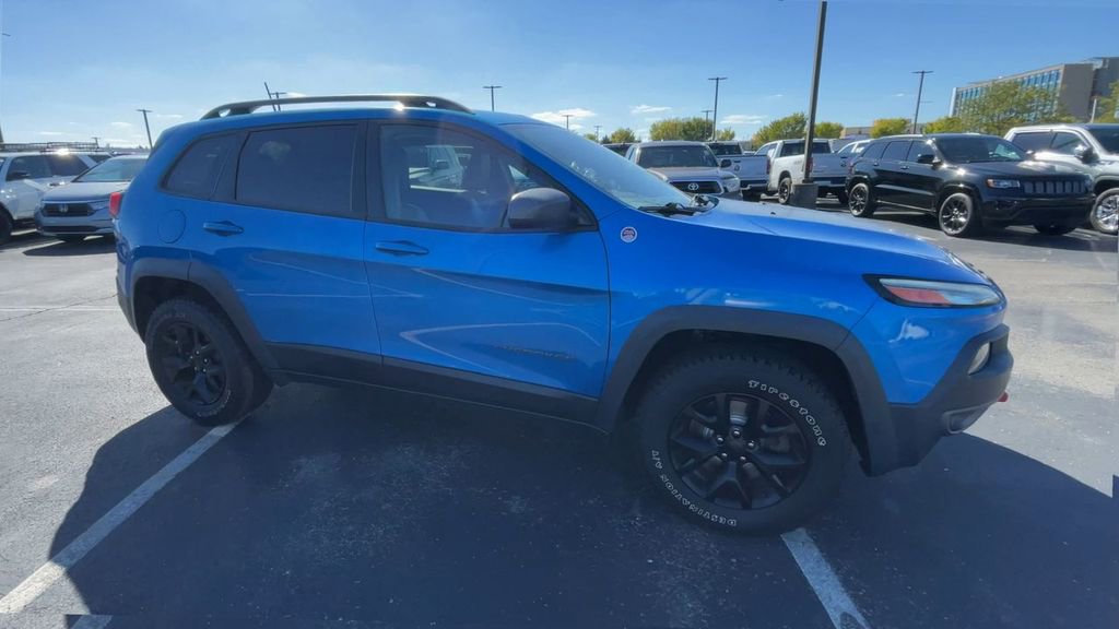 Used 2017 Jeep Cherokee Trailhawk image 3