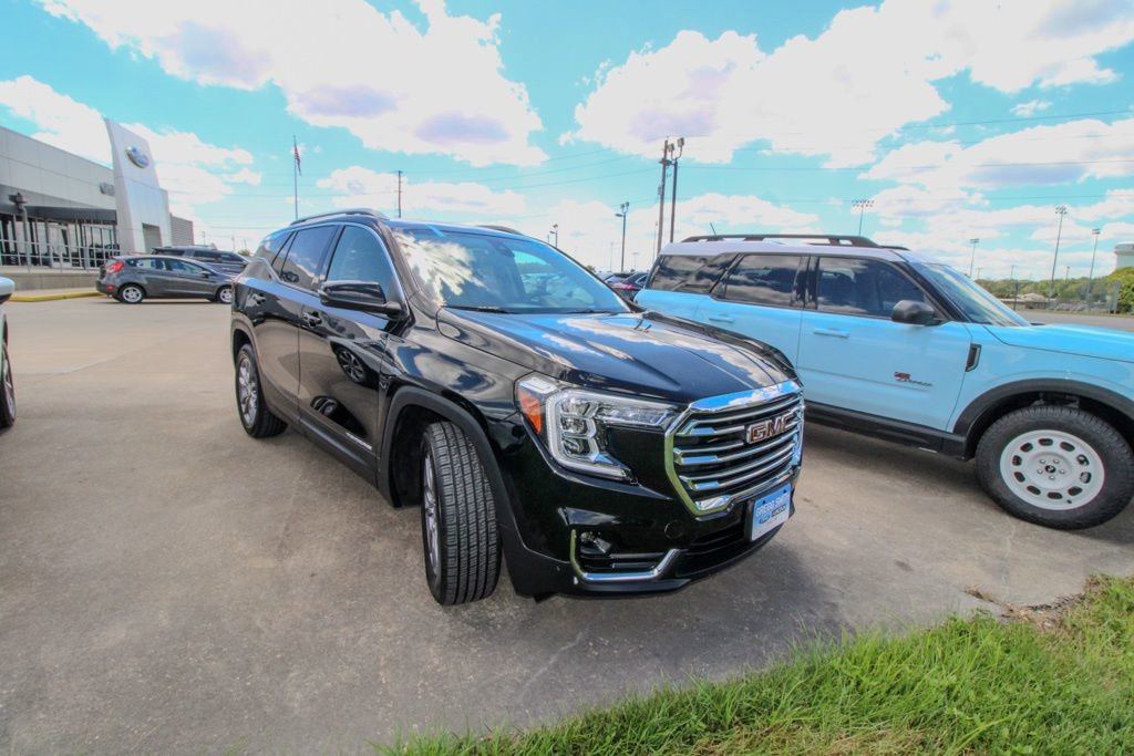 Used 2023 GMC Terrain SLT image 2