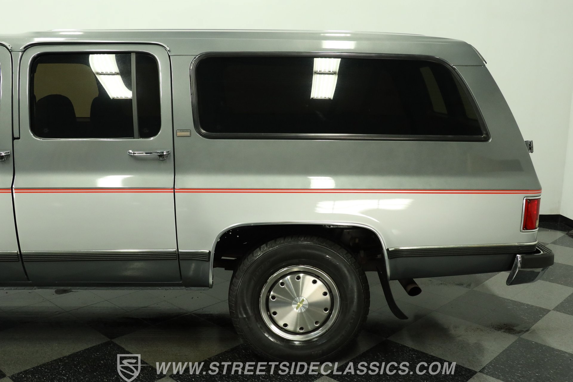Used 1990 Chevrolet Suburban 2500 RWD image 24