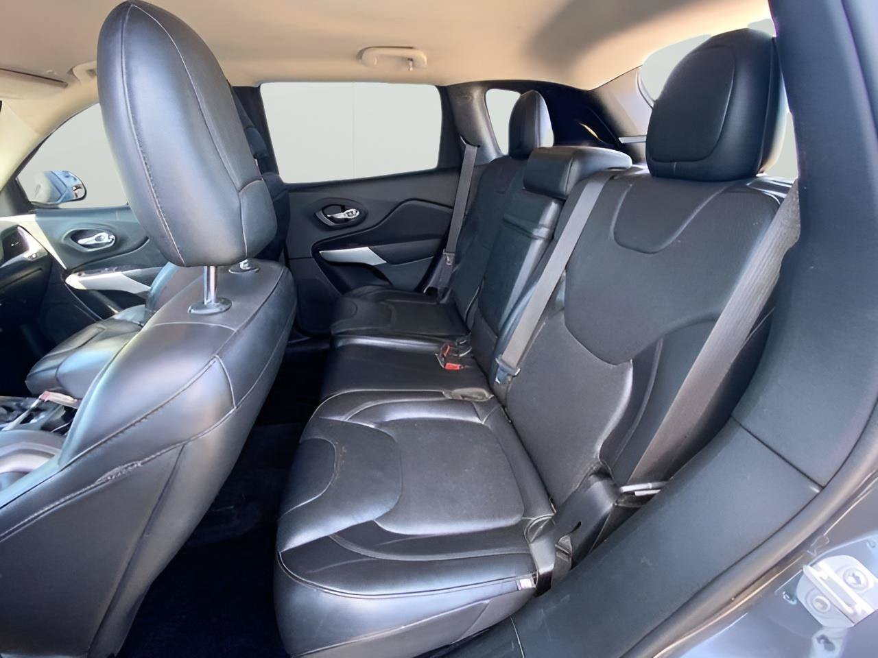 Used 2018 Jeep Cherokee Overland AWD/4WD image 7