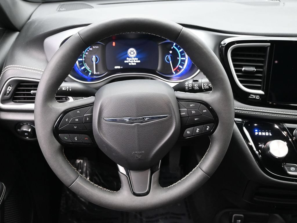 Used 2024 Chrysler Pacifica Limited FWD image 23
