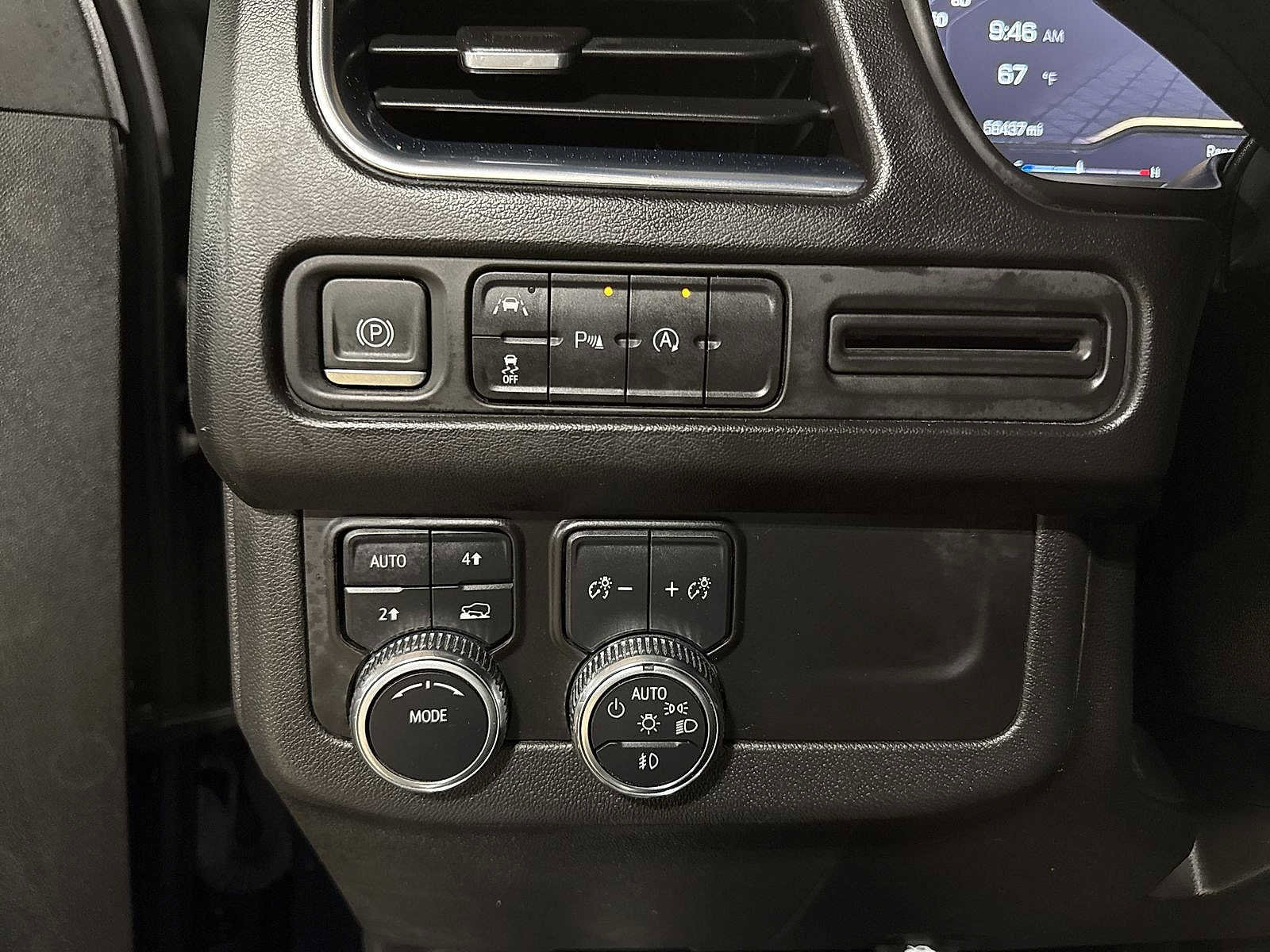 Used 2023 GMC Yukon SLT image 32