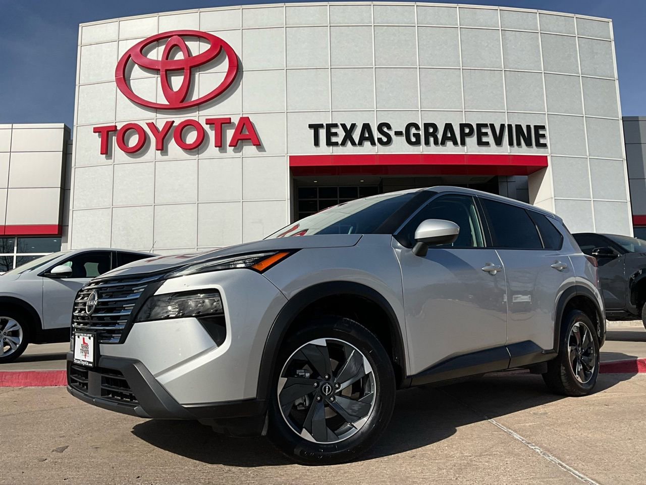 Used 2025 Nissan Rogue SV image 2