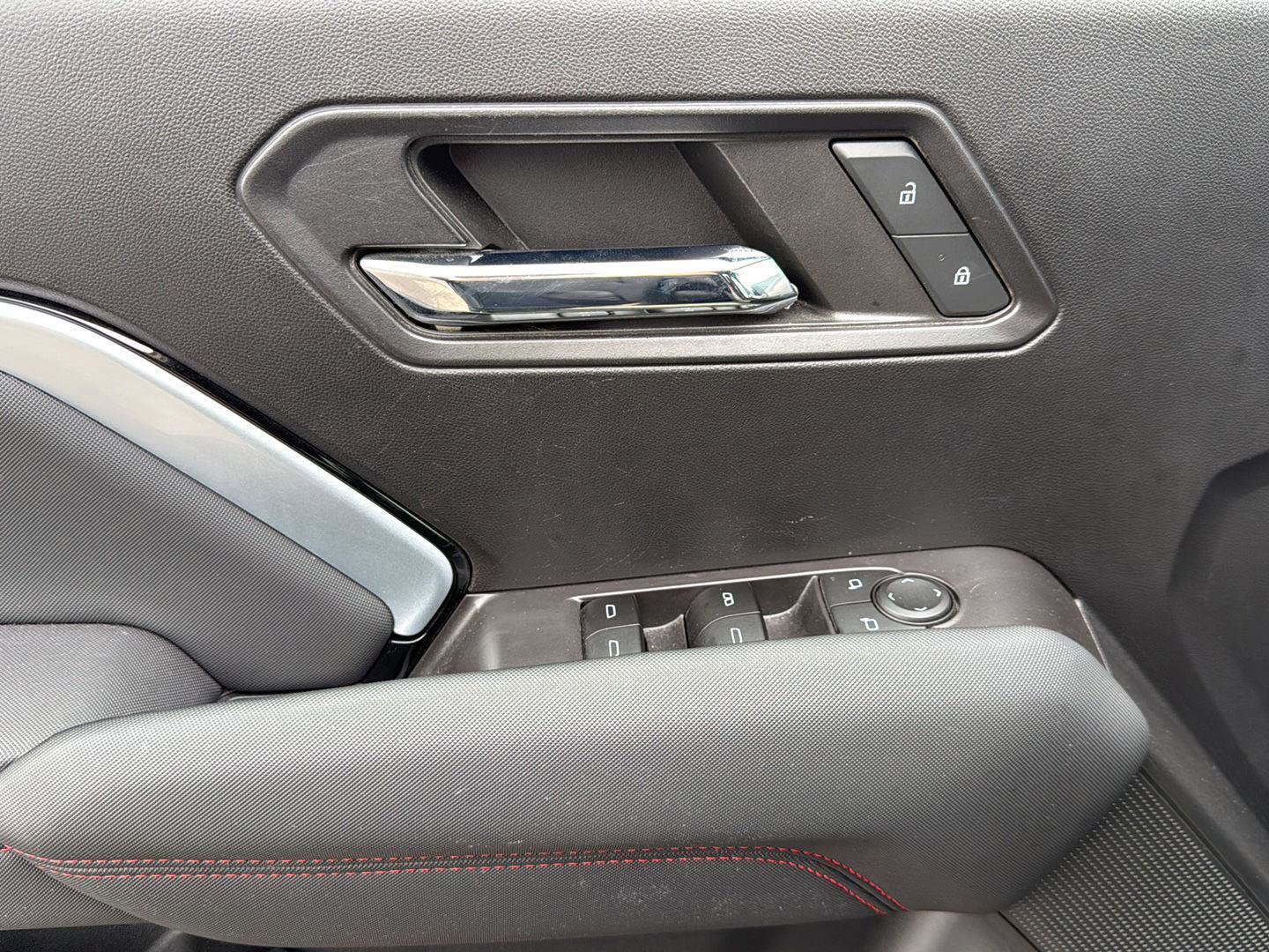 Used 2023 Chevrolet Colorado Z71 w/ Z71 Convenience Package 2 image 9