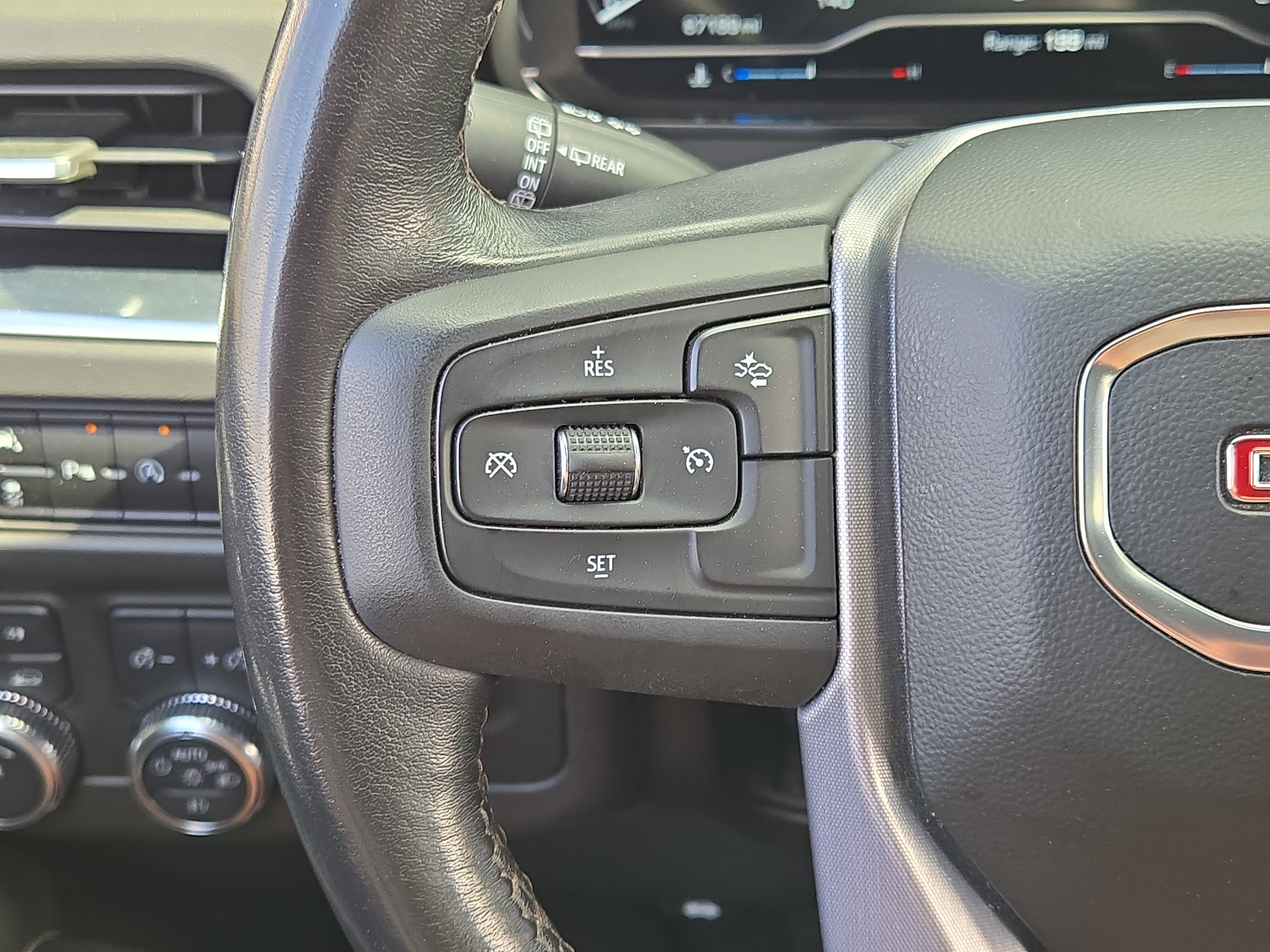 Used 2023 GMC Yukon SLT image 26