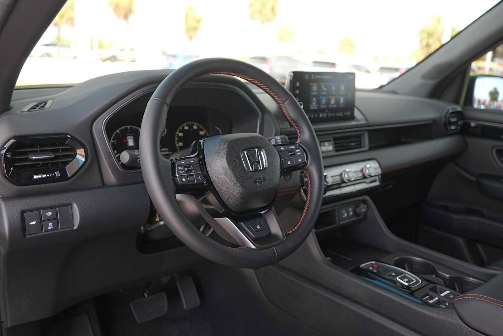 Used 2025 Honda Pilot TrailSport image 2