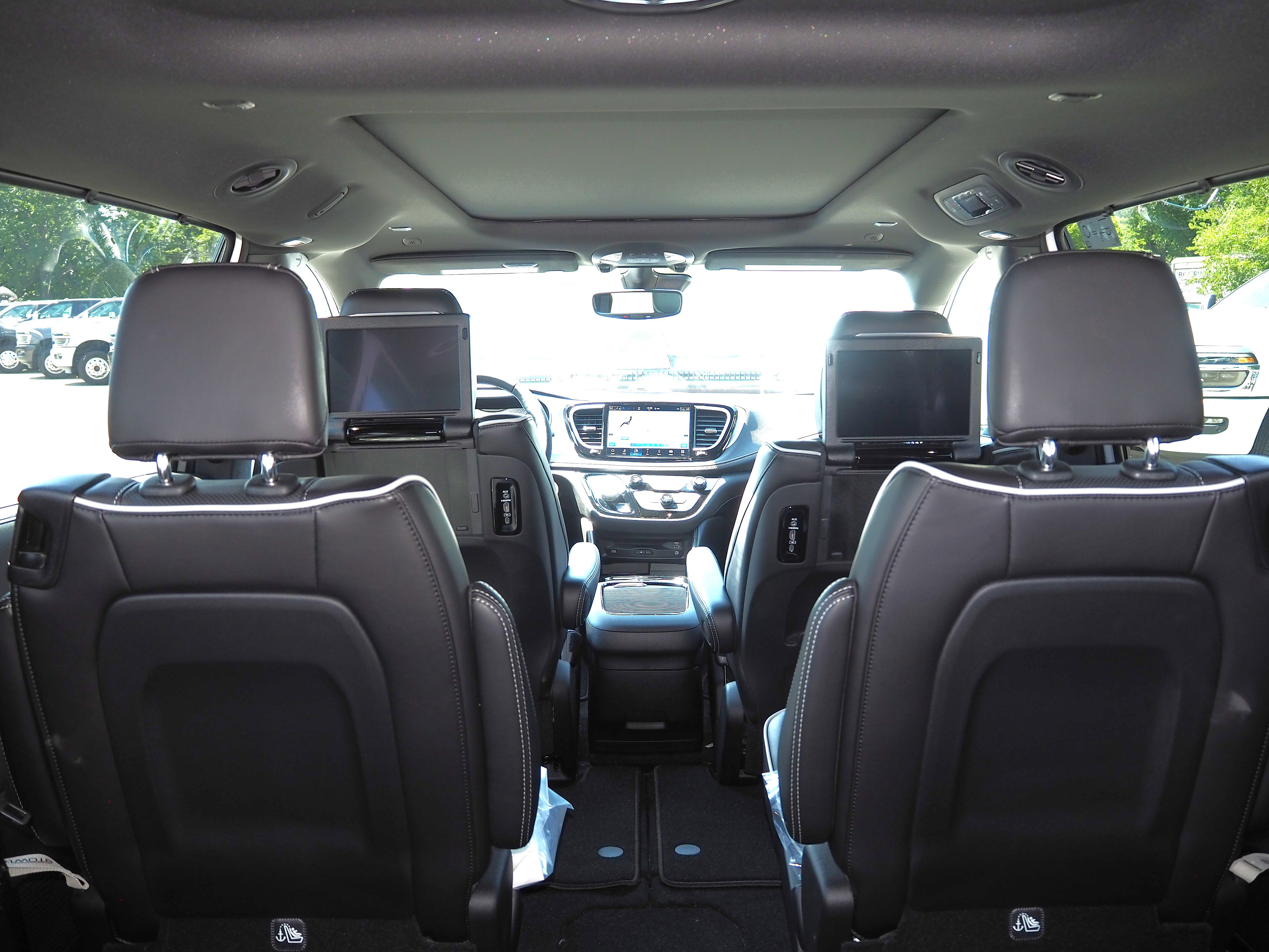 New 2026 Chrysler Pacifica Limited w/ Uconnect Theater Family Group FWD image 11