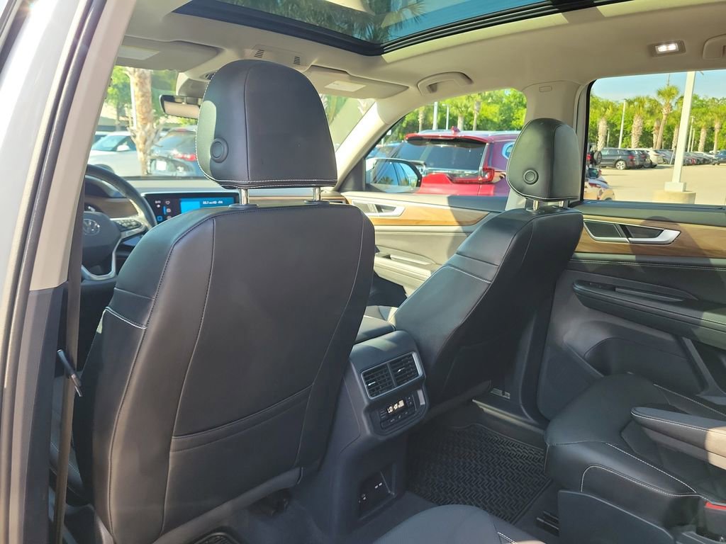 Used 2024 Volkswagen Atlas SE w/ Panoramic Sunroof Package FWD image 12