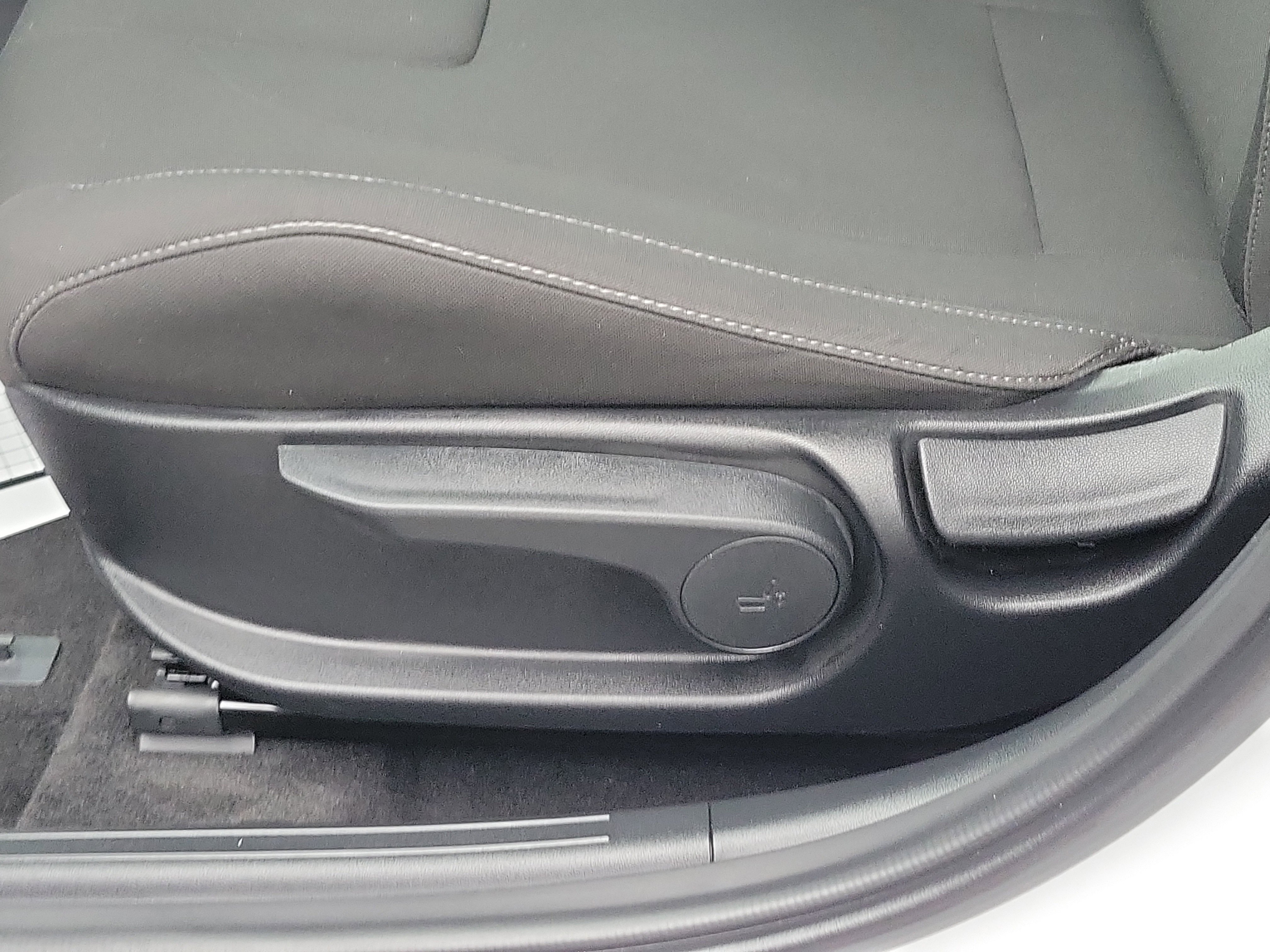 Certified 2025 Hyundai Elantra Sport w/ Cargo Package image 17