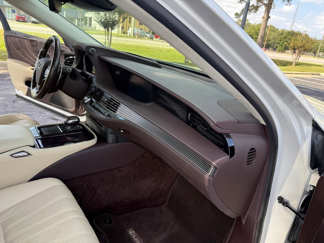 Used 2018 Lexus LS 500h AWD w/ Interior Upgrade Package image 24