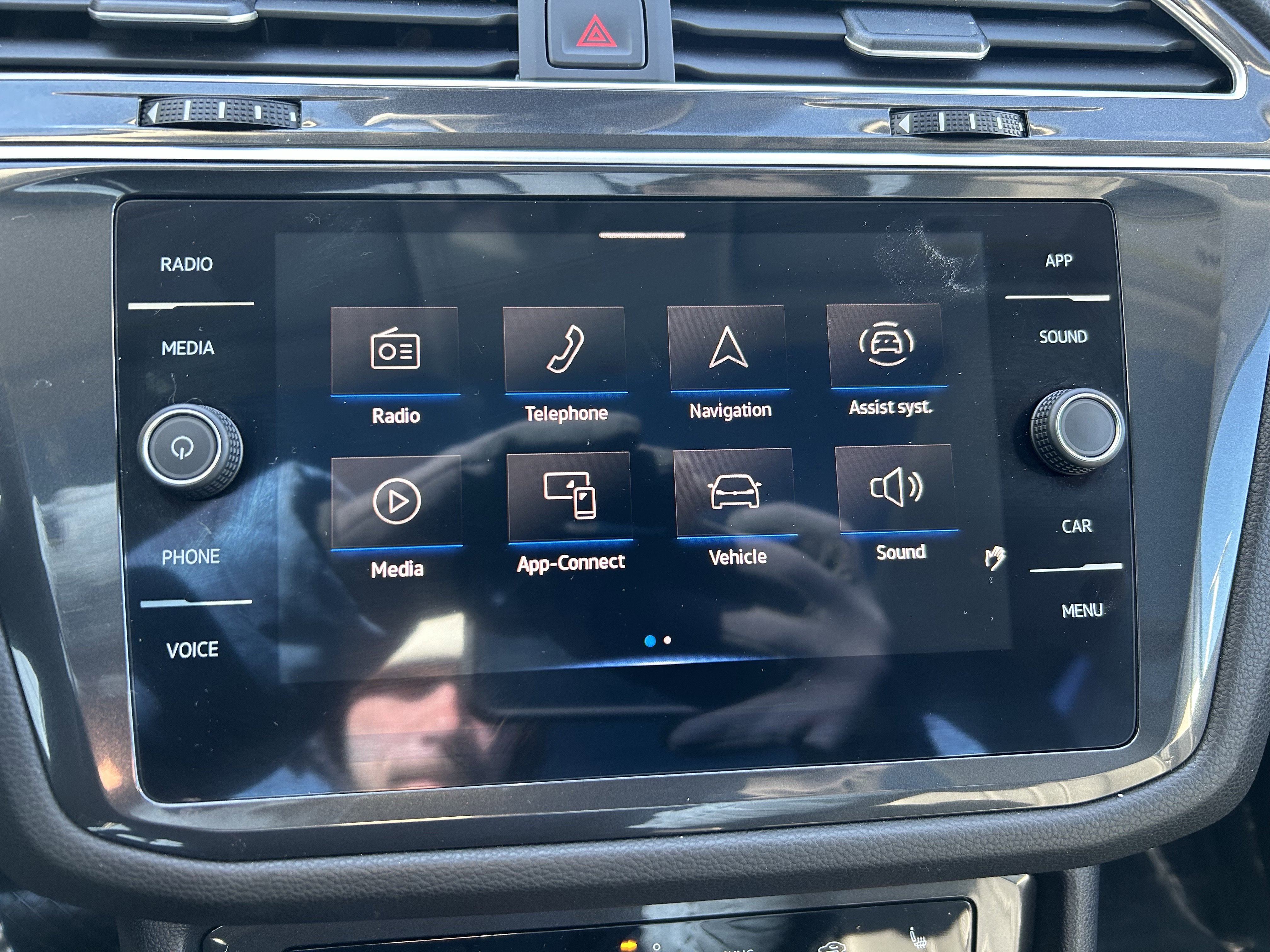 Used 2024 Volkswagen Tiguan SE w/ Panoramic Sunroof Package image 12