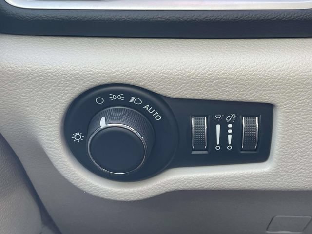 Used 2023 Chrysler Voyager LX FWD image 22
