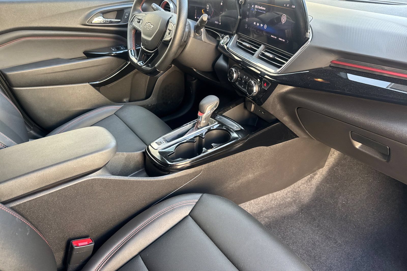 Used 2025 Chevrolet Trax RS w/ Driver Confidence Package FWD image 19