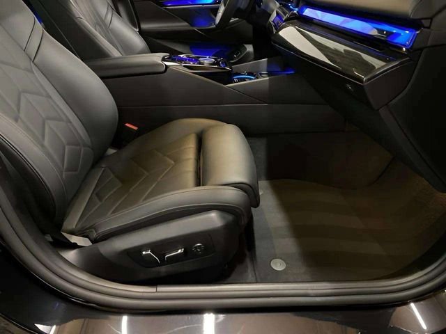 Used 2025 BMW i5 eDrive40i image 74