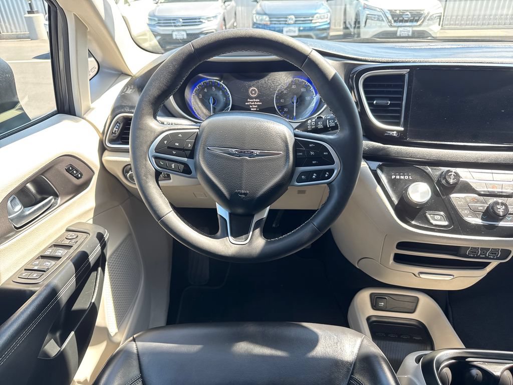 Used 2023 Chrysler Pacifica Touring-L FWD image 13