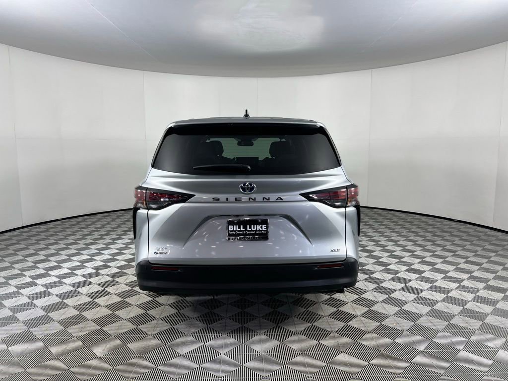 Used 2025 Toyota Sienna XLE image 8