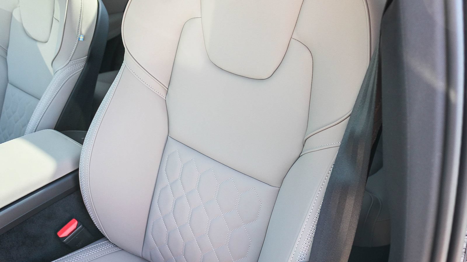 New 2026 Volvo XC60 B5 Plus w/ Protection Package Premier AWD/4WD image 27