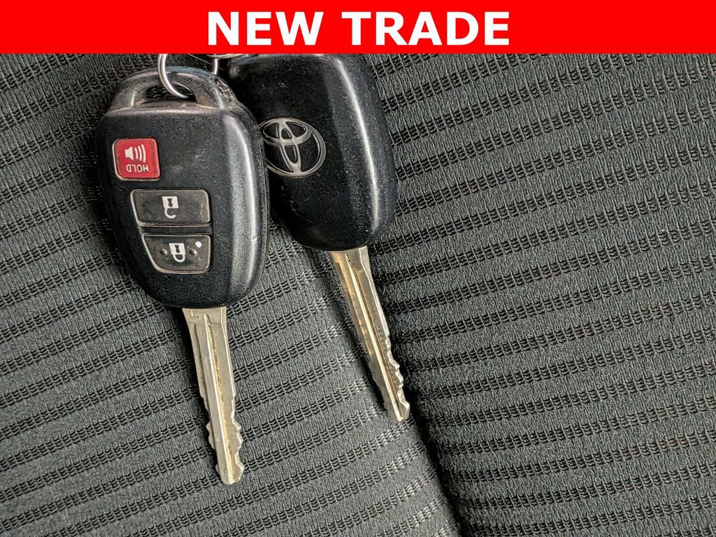 Used 2018 Toyota RAV4 LE FWD image 30