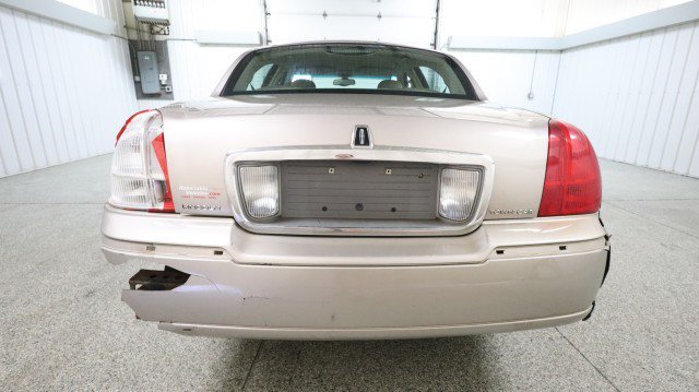 Used 2003 Lincoln Town Car Executive RWD image 8