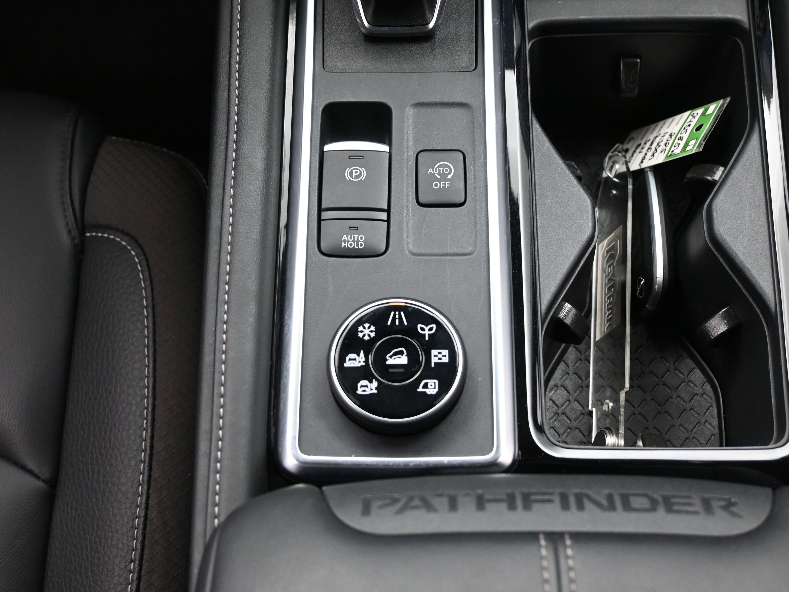 Used 2025 Nissan Pathfinder SL image 39