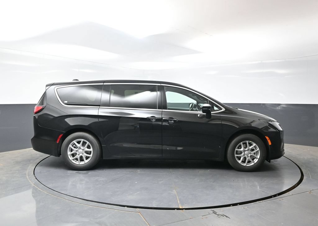 New 2027 Chrysler Pacifica Select w/ Family Tech Group FWD image 2