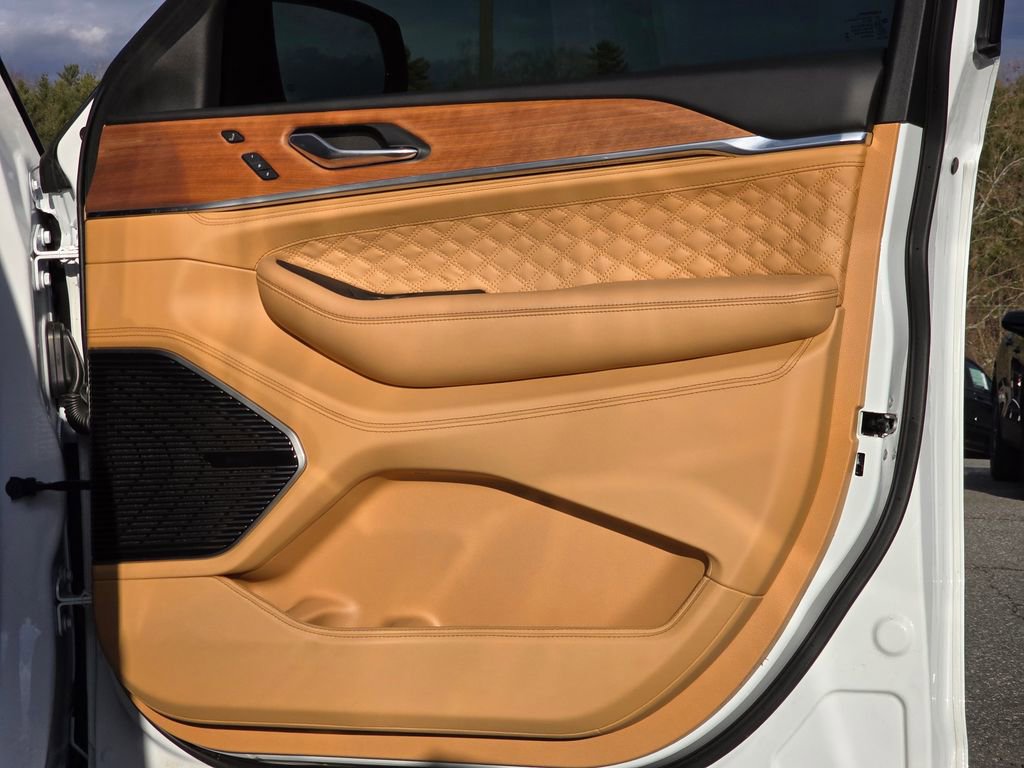 Used 2025 Jeep Grand Cherokee L Summit image 46