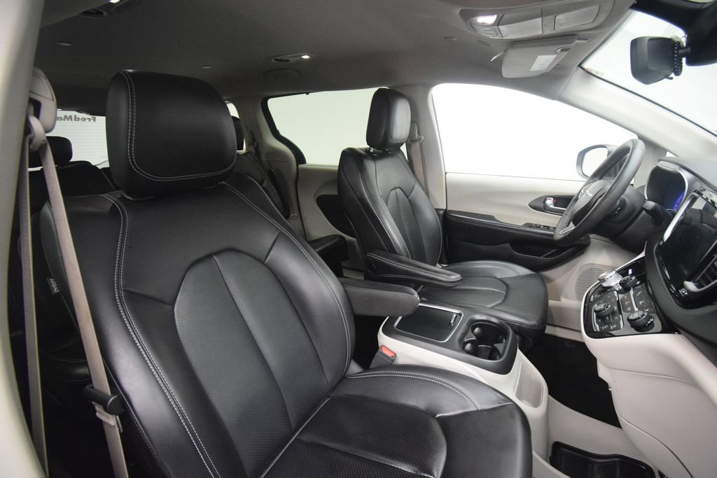 Used 2023 Chrysler Pacifica Touring-L FWD image 18