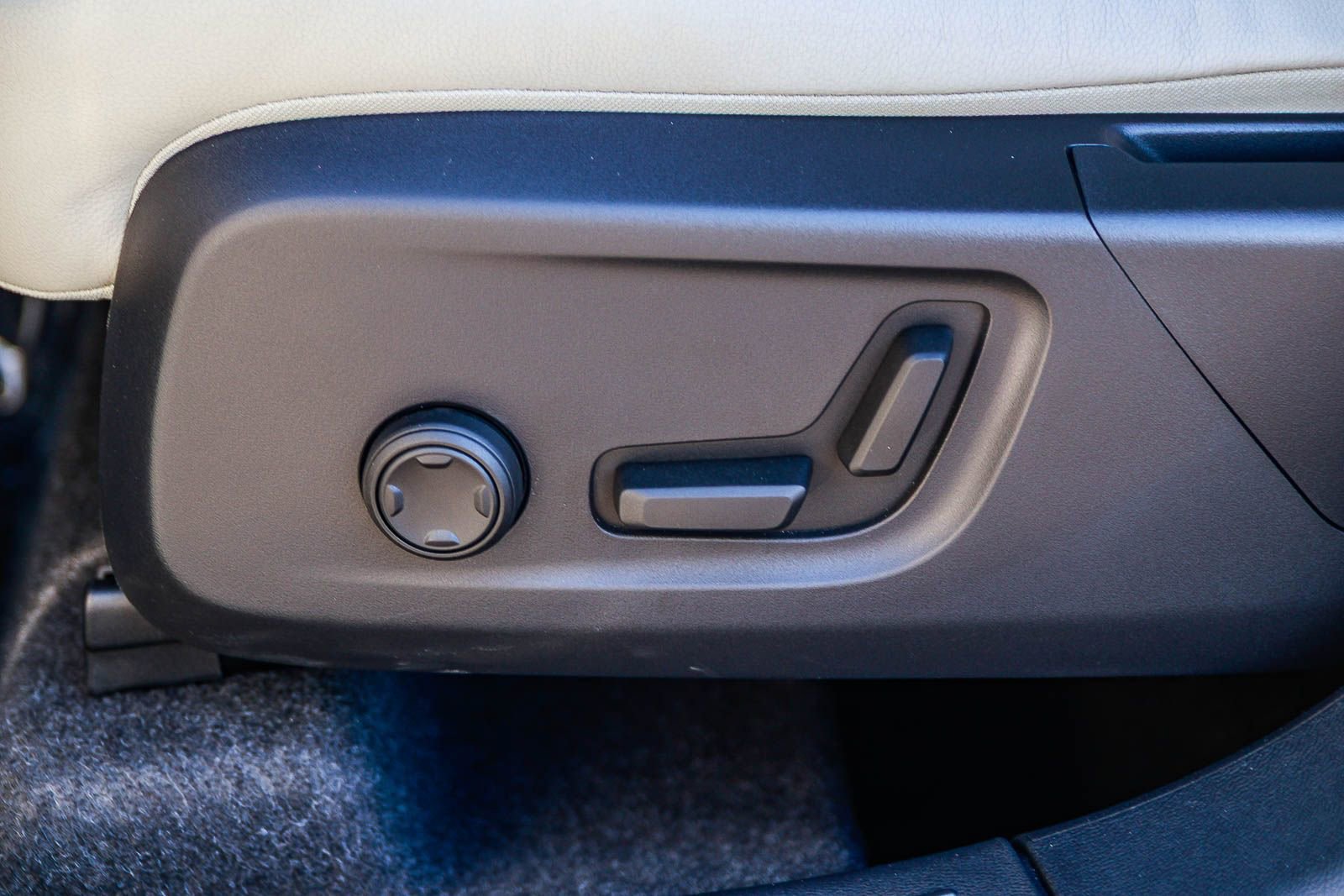 Certified 2026 Volvo XC40 B5 Ultra w/ Climate Package image 23