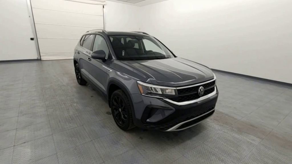 Used 2024 Volkswagen Taos SE w/ Panoramic Sunroof Package image 2