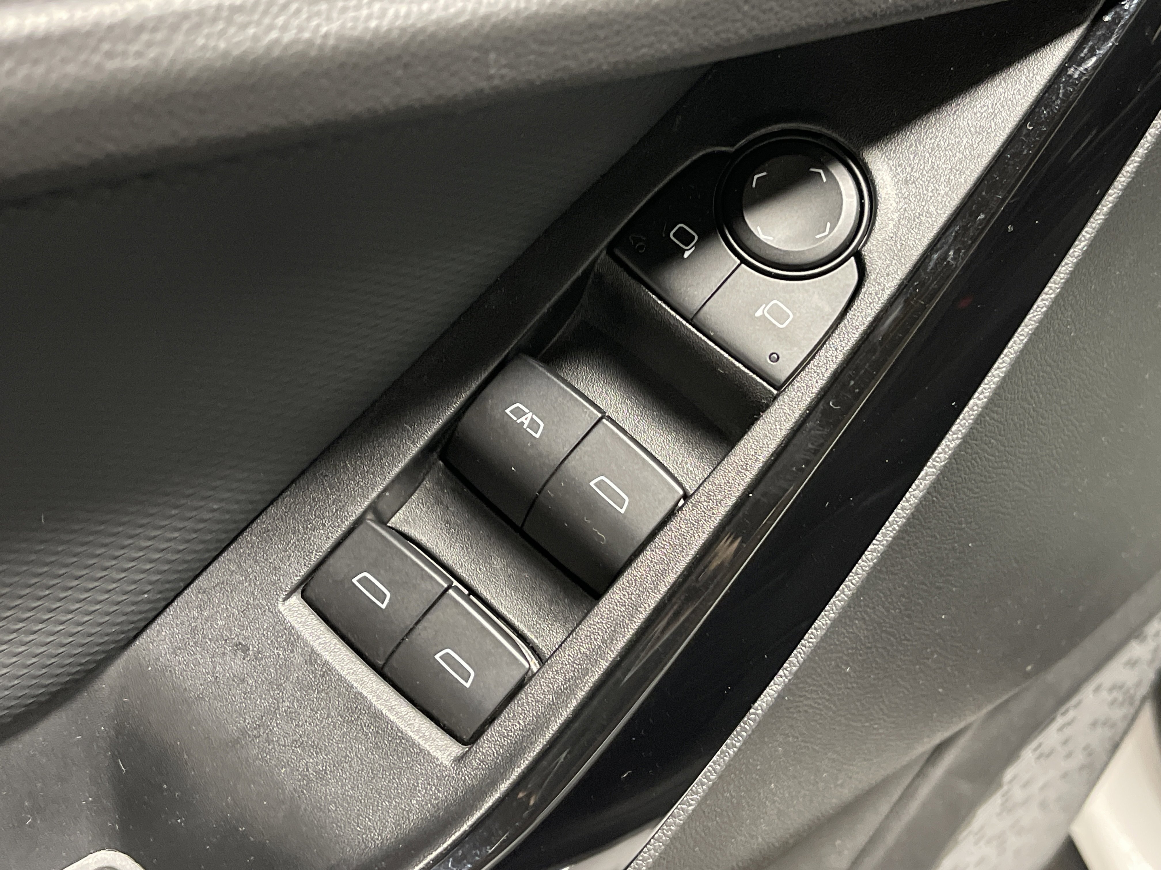 Used 2025 Chevrolet Equinox LT image 8