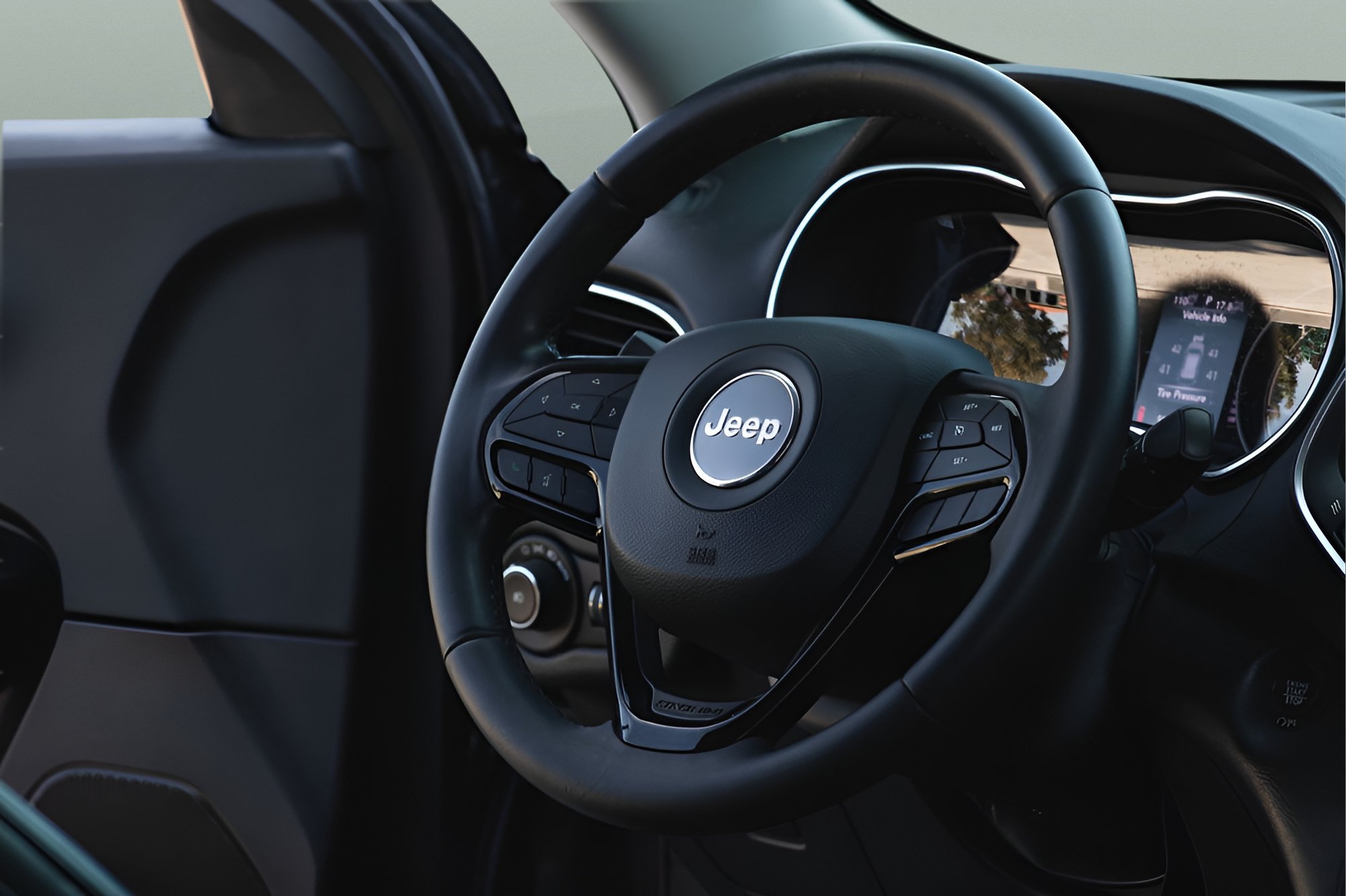 Used 2019 Jeep Cherokee Latitude Plus FWD image 13