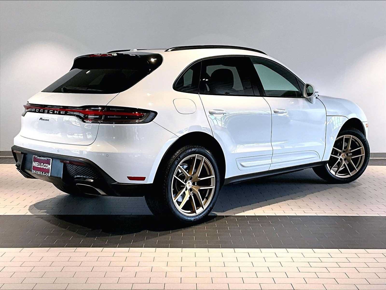 Used 2026 Porsche Macan AWD/4WD image 10
