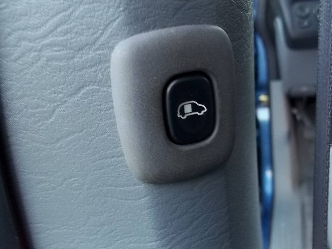 Used 2007 Chrysler Town & Country Limited FWD image 25