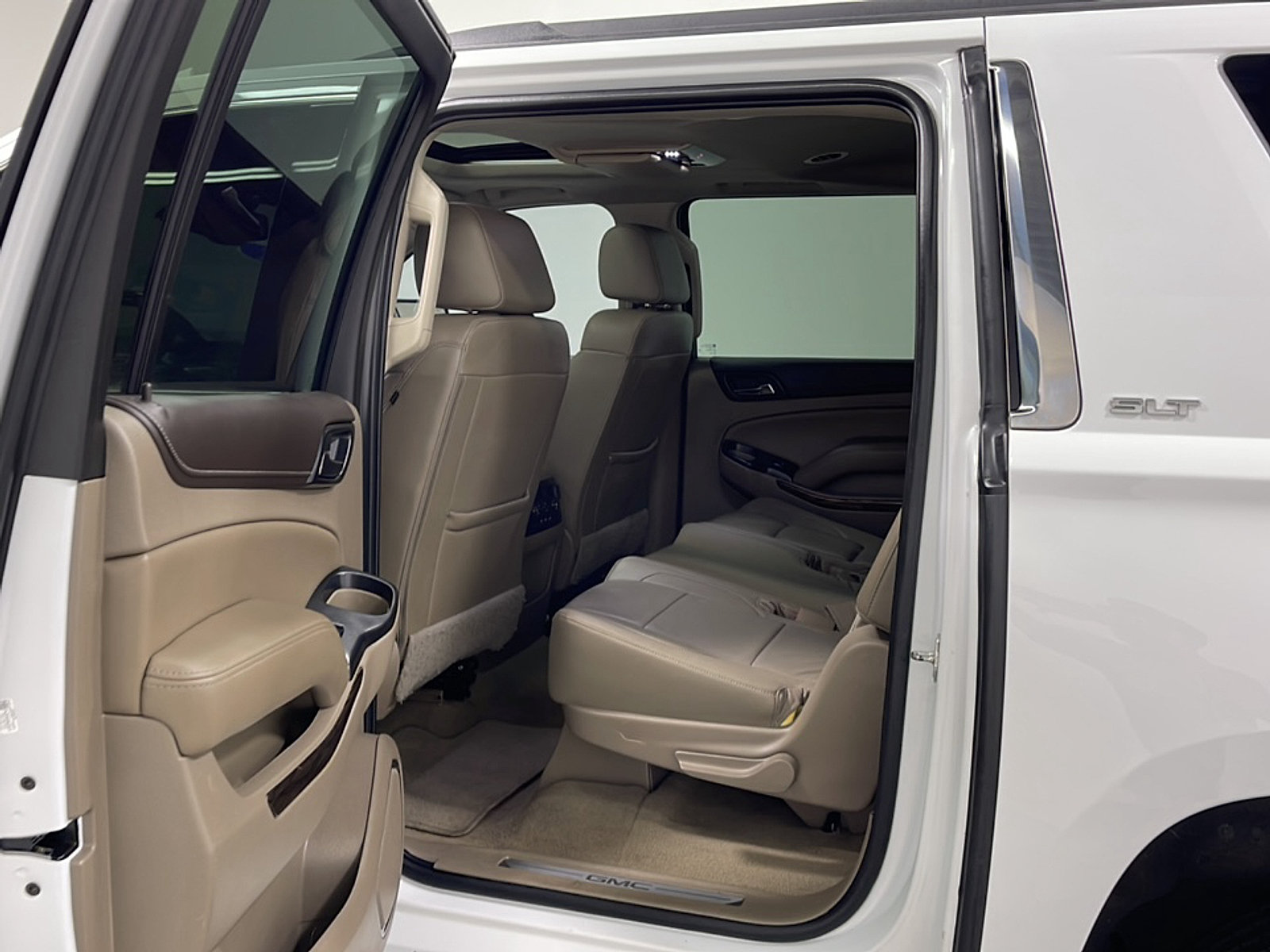 Used 2020 GMC Yukon XL SLT w/ Open Road Package AWD/4WD image 15