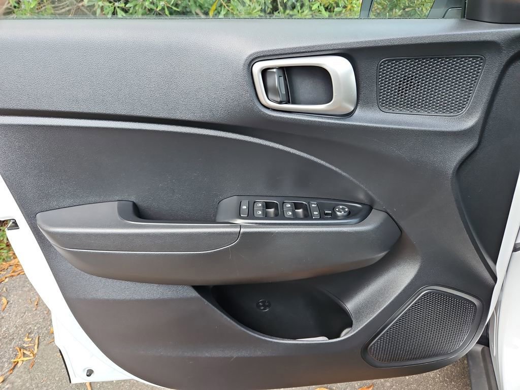 Used 2025 Hyundai Venue SEL image 25