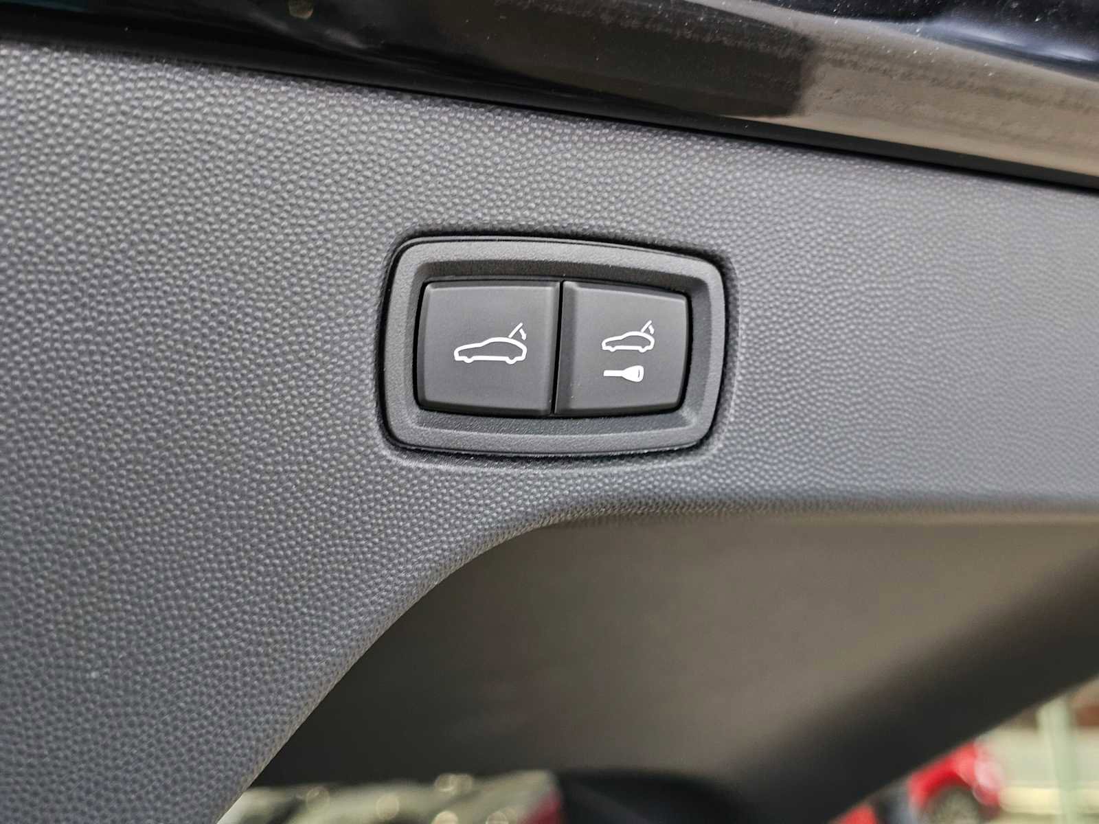 New 2024 Porsche Macan 4 Electric image 17