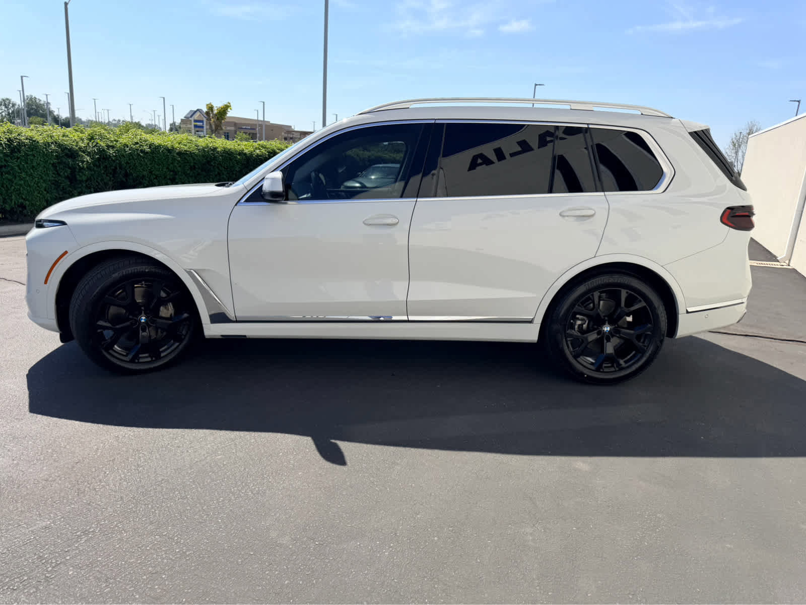 Used 2023 BMW X7 xDrive40i w/ Parking Assistance Package image 3