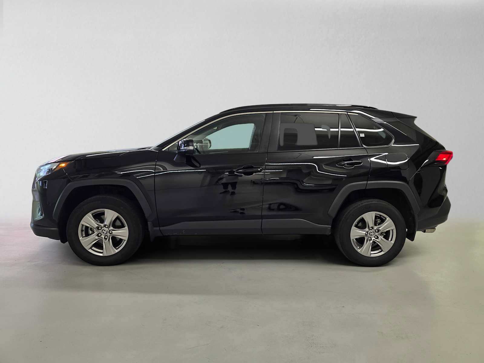 Used 2025 Toyota RAV4 XLE AWD/4WD image 2