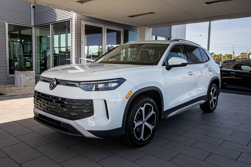Certified 2025 Volkswagen Tiguan SE image 13
