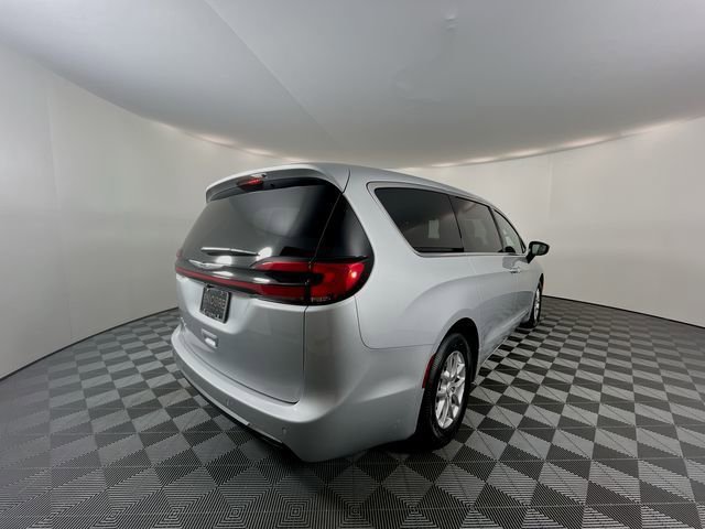 New 2026 Chrysler Pacifica Select image 9