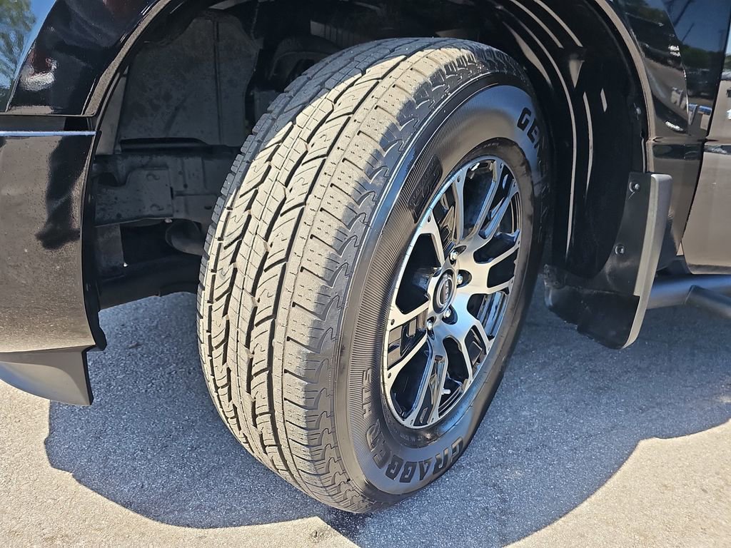 Used 2024 Nissan Titan SV w/ SV Convenience Package image 33