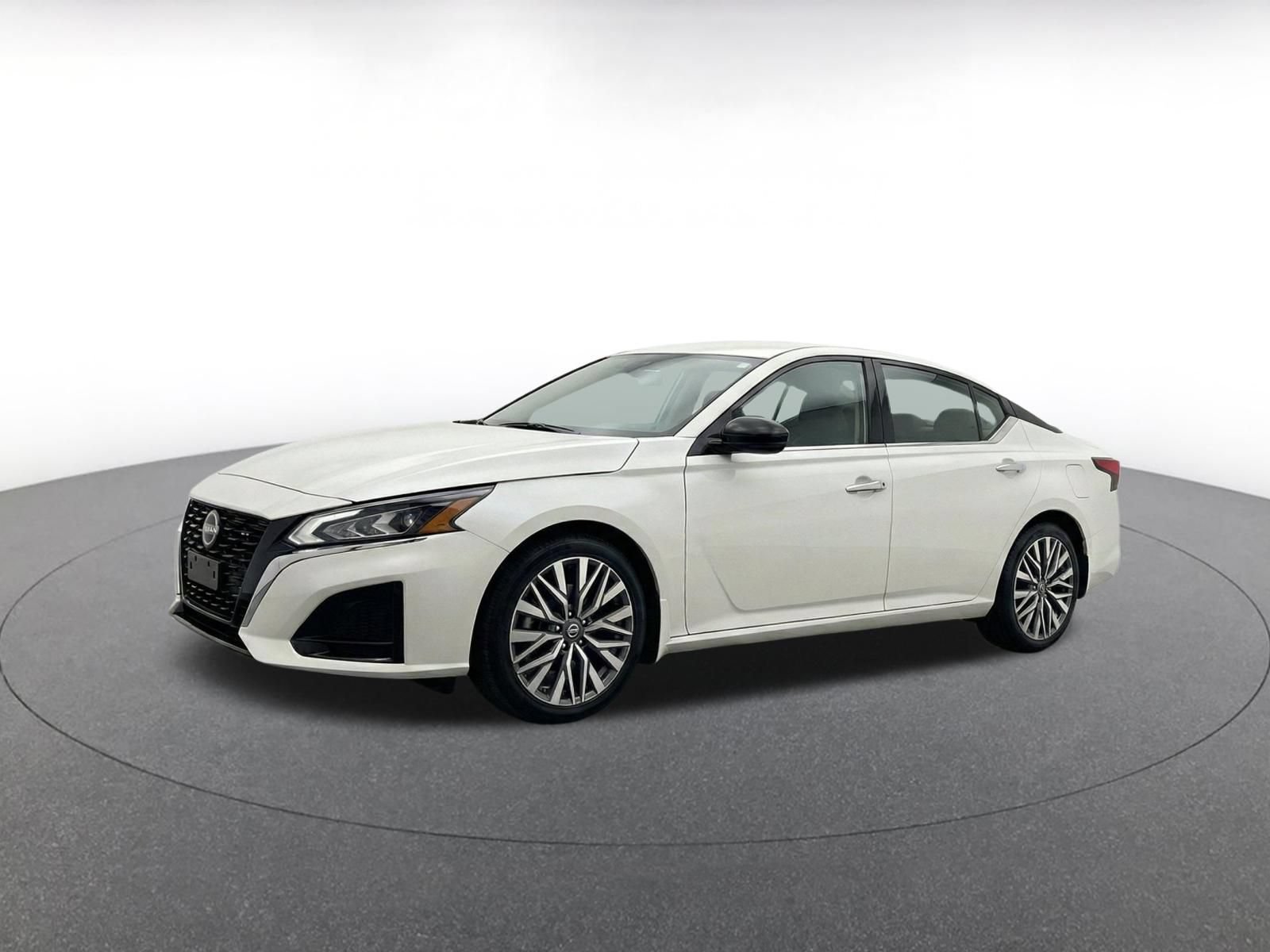 Used 2025 Nissan Altima 2.5 SV FWD image 3