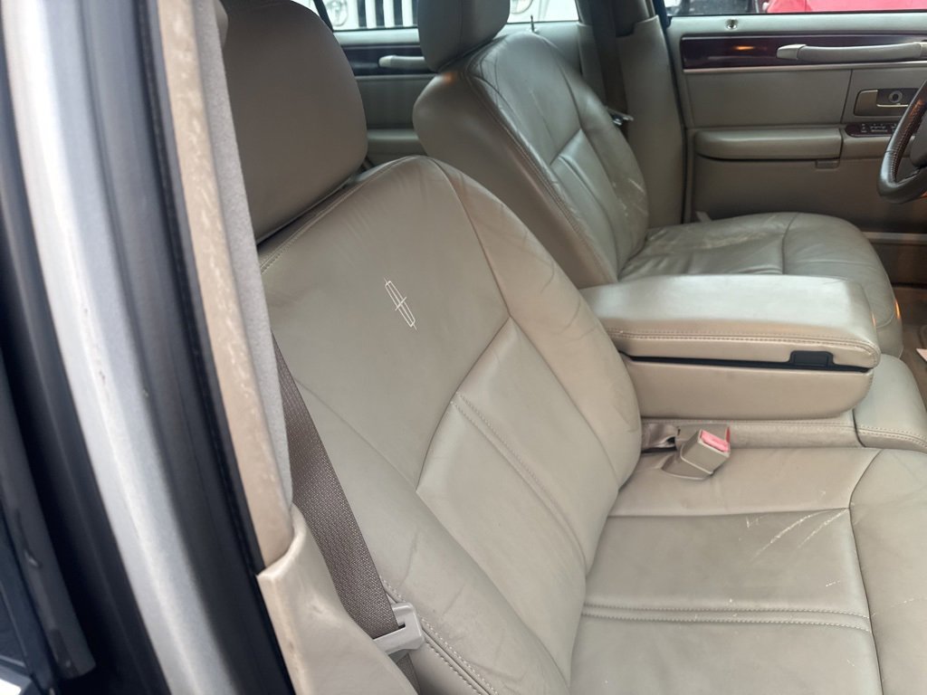 Used 2005 Lincoln Town Car Signature Limited image 23
