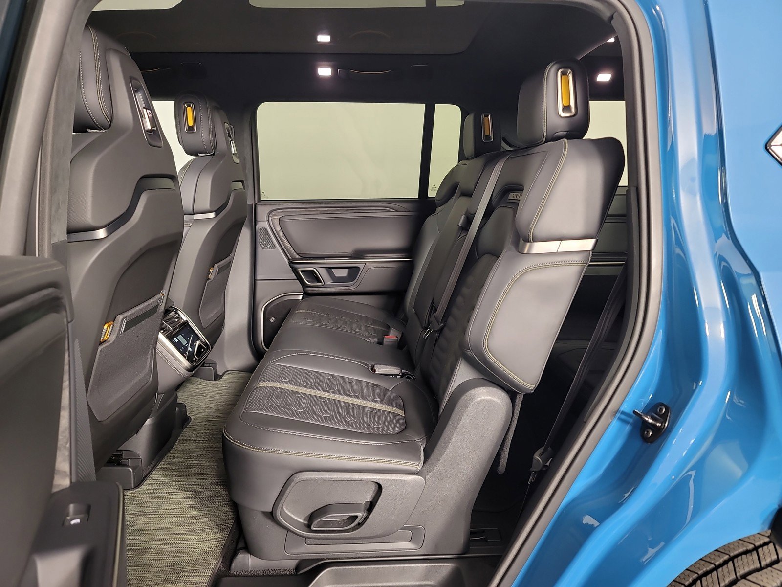 Used 2023 Rivian R1S Adventure image 22