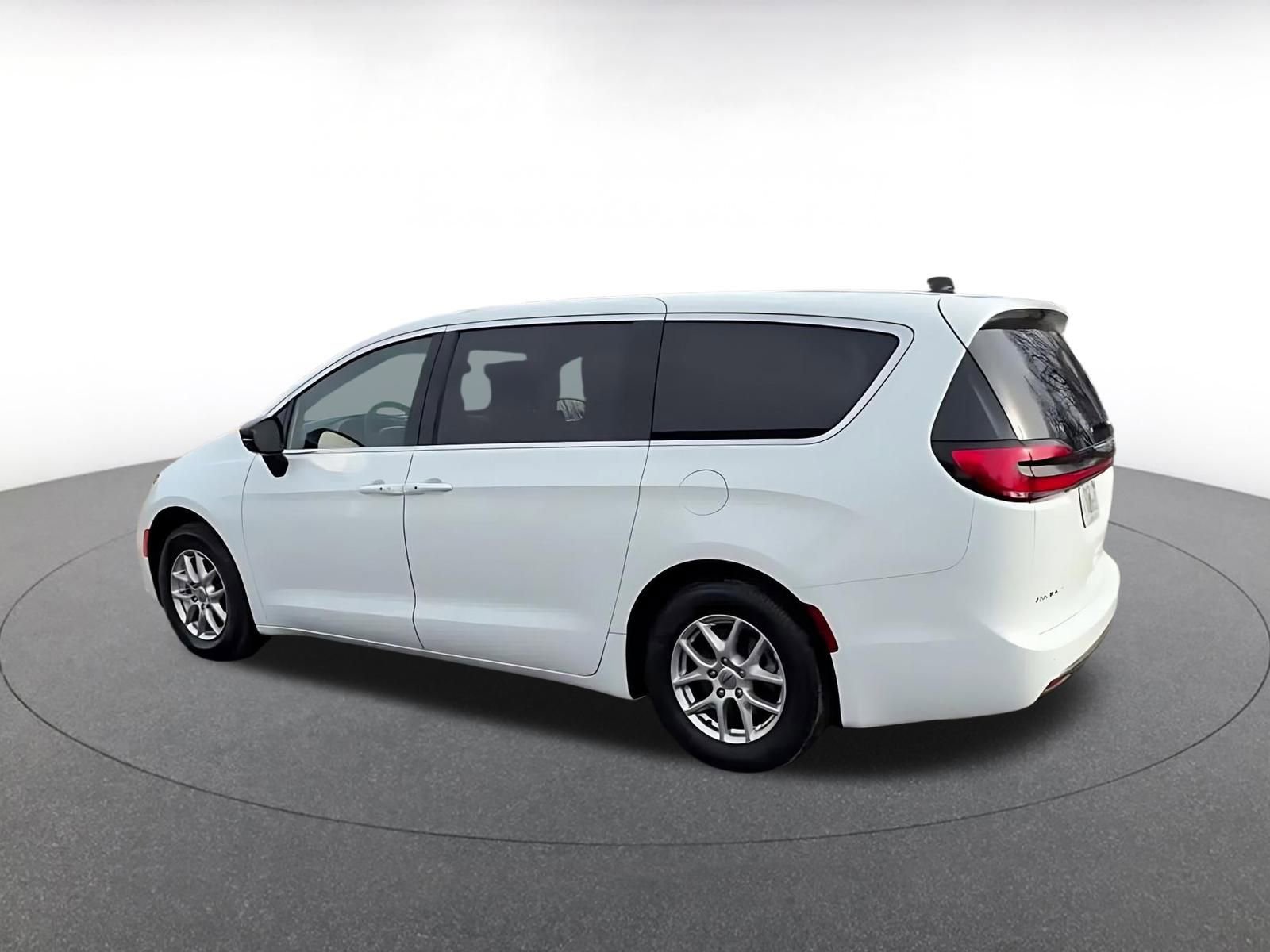 Used 2025 Chrysler Pacifica Select image 10