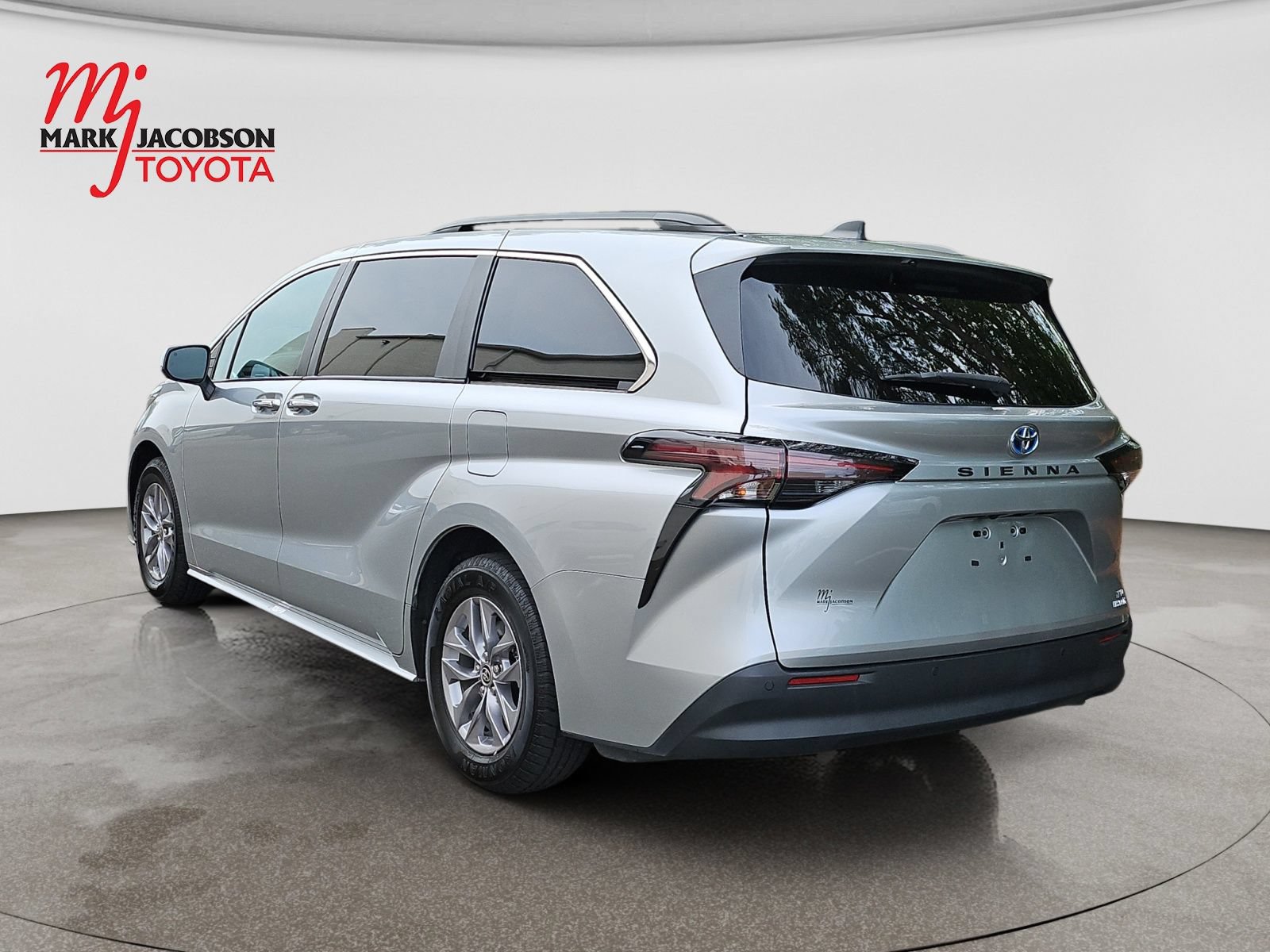 Used 2024 Toyota Sienna XLE FWD image 14