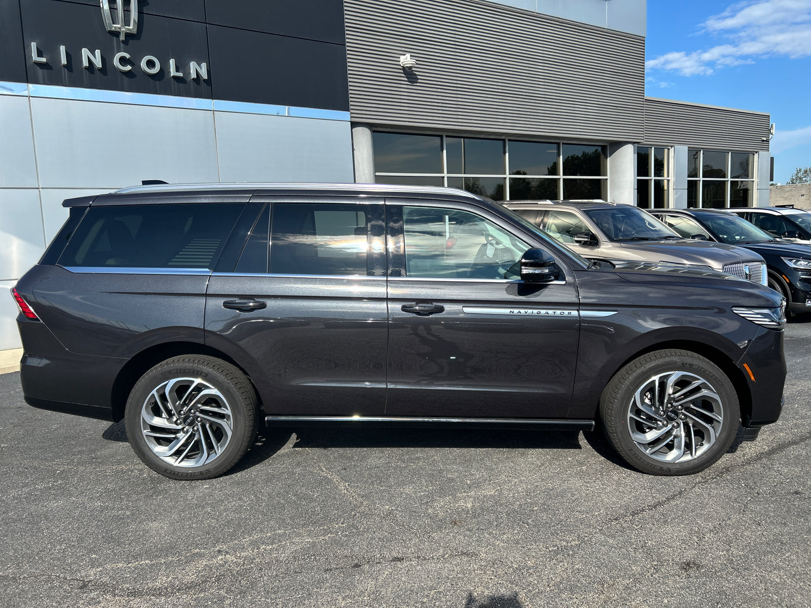 New 2026 Lincoln Navigator Reserve AWD/4WD image 8