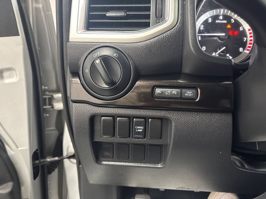 Used 2018 Nissan Titan SV AWD/4WD image 10