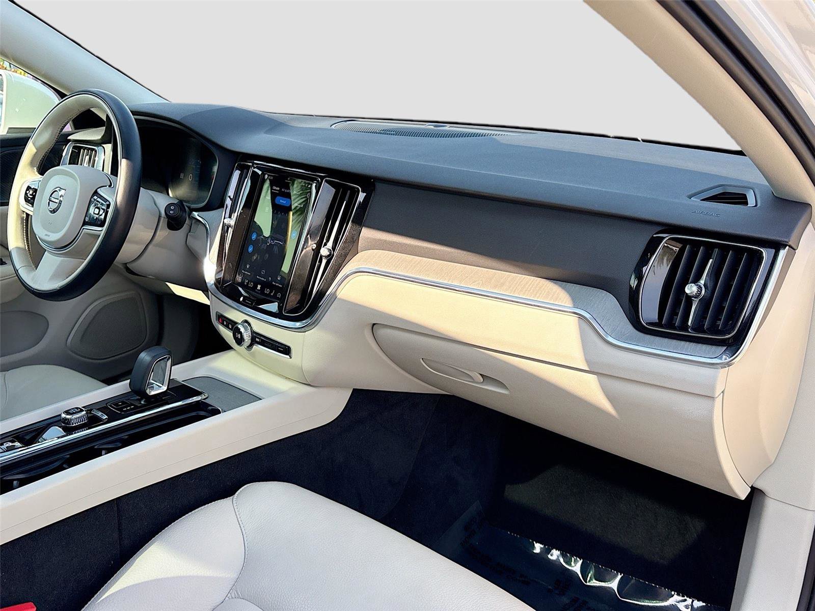 Used 2025 Volvo V60 B5 Cross Country Plus image 30